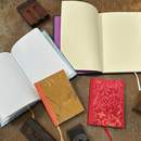 Verschiedene Bücher und Holzbuchstaben ausgebreitet