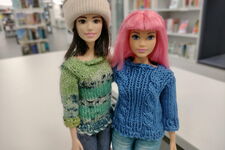 Foto von 2 Barbie Figuren mit selbstgestrickter Kleidung
