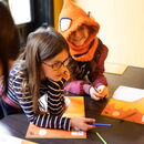 zwei Kinder mit Büchern