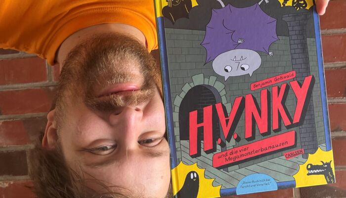 Foto vom Autor mit seinem Buch