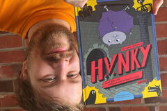 Foto vom Autor mit seinem Buch