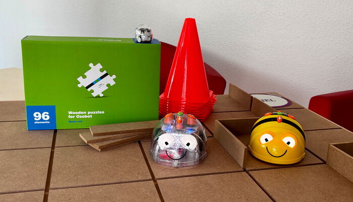 Foto von der Veranstaltung mit Beebot und Ozobot Roboter