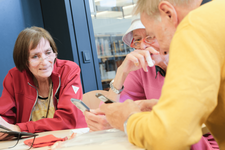 Silber & Smart Workshop wo Person Dinge am Handy erklärt bekommt