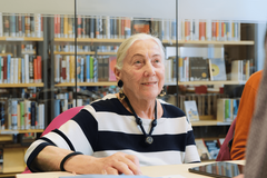 ältere Frau nimmt bei Silber & Smart in der Bücherhalle teil