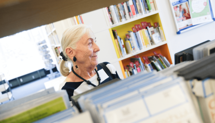ältere Dame in der Bücherhalle
