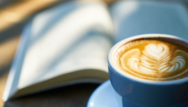 Buch und Kaffee