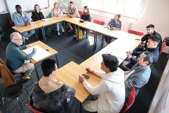 Gesprächsgruppe Dialog in Deutsch in Aktion im Gruppenraum