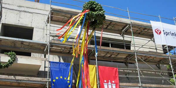 Richtkranz über den Flaggen EU, Deutschland, Hamburg