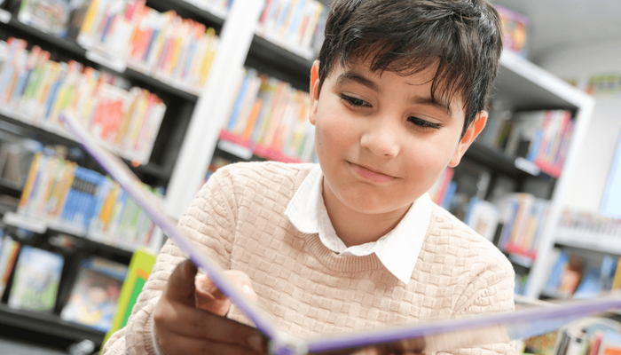 Junge liest in Buch