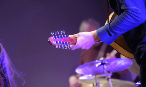 Nahaufnahme Gitarre bei Konzert