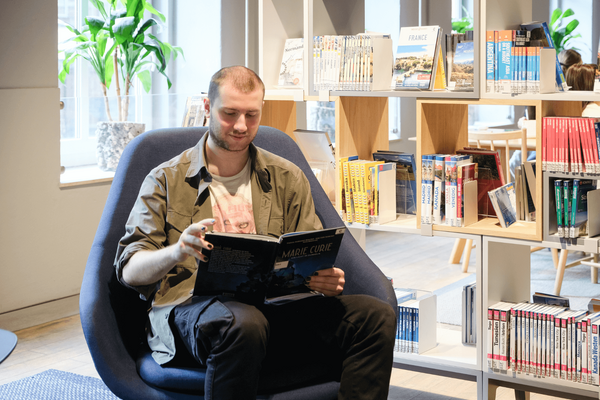 Person liest in der Zentralbibliothek