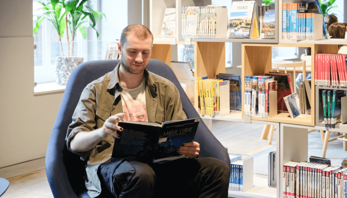 Person liest in der Zentralbibliothek