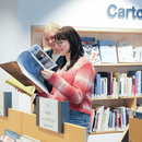 zwei Frauen stöbern bei den Comics in der Zentralbibliothek