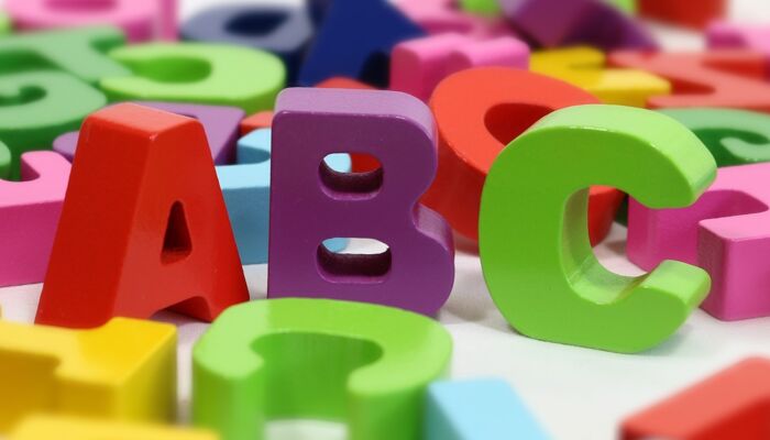 Holzbuchstaben A, B und C