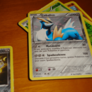 Ein Stapel mit diversen Pokémon-Karten.
