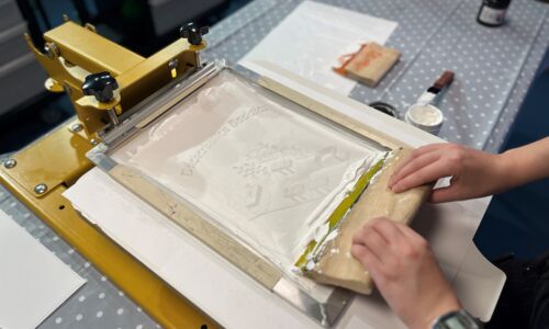 Bild einer Druckmaschine für Siebdruck