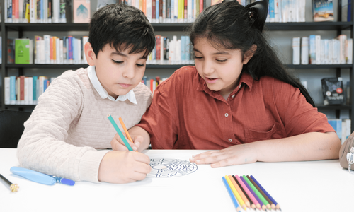 Kinder malen Ausmalbilder aus