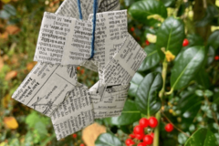 Papiersternanhänger an einem Busch
