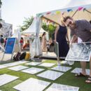 junge Menschen spielen Riesen-Memory unter freiem Himmel