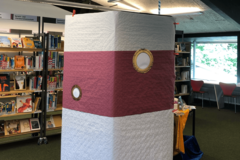 Ein großer Leuchtturm in Räumlichkeiten einer Bücherhalle