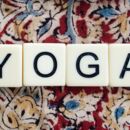 Schriftzug YOGA auf grafischem Hintergrund