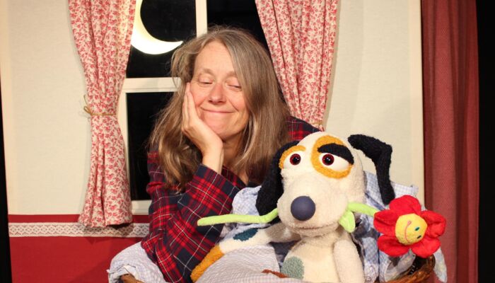 Frau mit Stoffhund