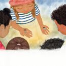 Vier Kinder schauen auf die Hände eines Kindes, welches Münzen zeigt