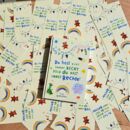Bücher mit Teddybären, Regenbogen, Drachen und Girlanden