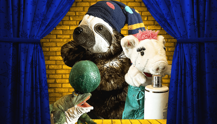 Puppentheater mit drei Plüschfiguren