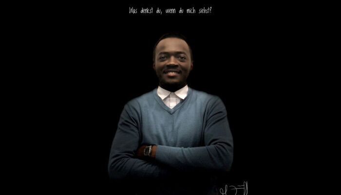 Person vor schwarzem Hintergrund