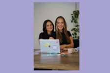 Alina und Celine sitzen vor einem Laptop