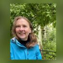 Britta Behle in einem Garten.