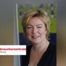 Frau (Doris Kappes) und das Logo der Verbraucherzentrale.
