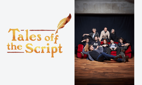 Rechts: Logo "Tales off the Skript". Links: Gruppenfoto auf einem roten Sofa.