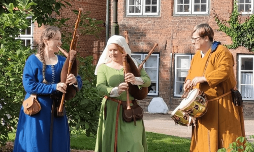 Musikgruppe TriScurria, drei Frauen mit mittelalterlichen Instrumenten