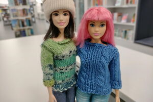 Foto von 2 Barbie Figuren mit selbstgestrickter Kleidung