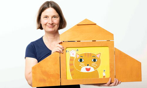Annette Huber mit Kamishibai