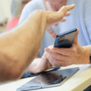 Silber & Smart Workshop wo Person Dinge am Handy erklärt bekommt