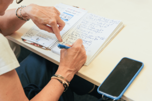 Person bei Workshop Silber & Smart notiert in ein Heft