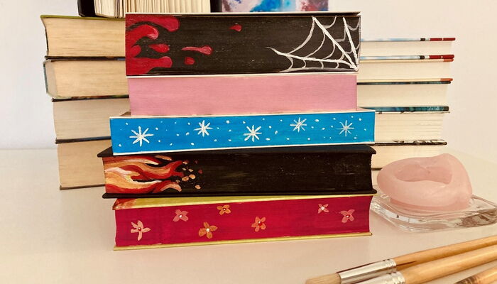 Ein Stapel Bücher mit selbst bemalten Buchschnitten