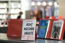 Bücher in Jugendbibliothek ausgestellt