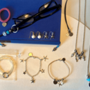 Ketten, Armbänder, Ohrringe und weitere selbstgemachten Schmuckaccessoires