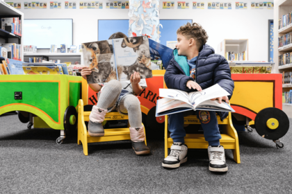 Kinder lesen in Büchern