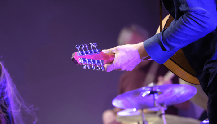 Nahaufnahme Gitarre bei Konzert