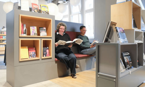 Zwei Personen lesen in der Zentralbibliothek