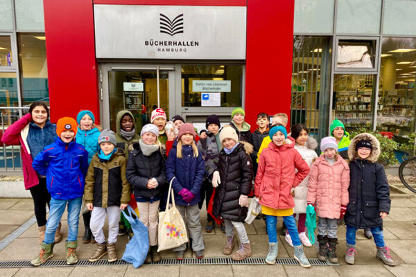 Schulklasse vor der Bücherhalle Rahlstedt