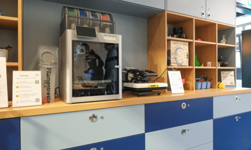 Regal mit 3D-Drucker