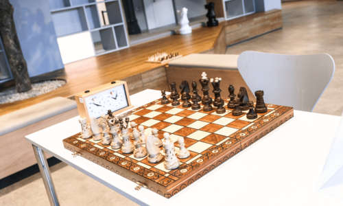 Schachbrett mit Figuren