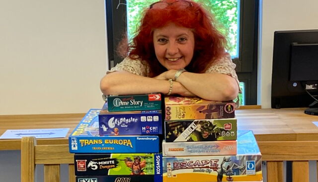 Frau steht vor Brettspielen