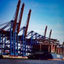 Schiff vor Containerbrücken im Hamburger Hafen